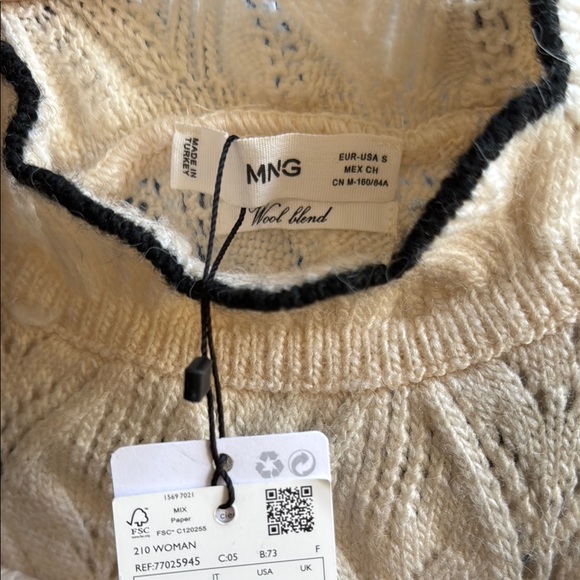 NWT Chic White Knit Sweater with Black Trim - Picture 4 of 5